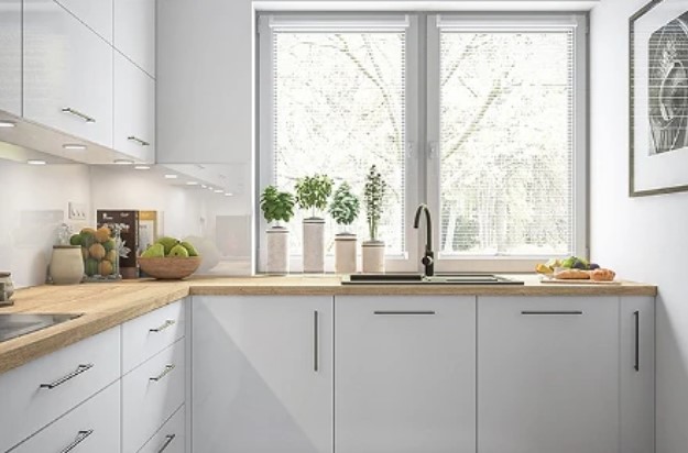 Dapur sederhana dengan jendela besar